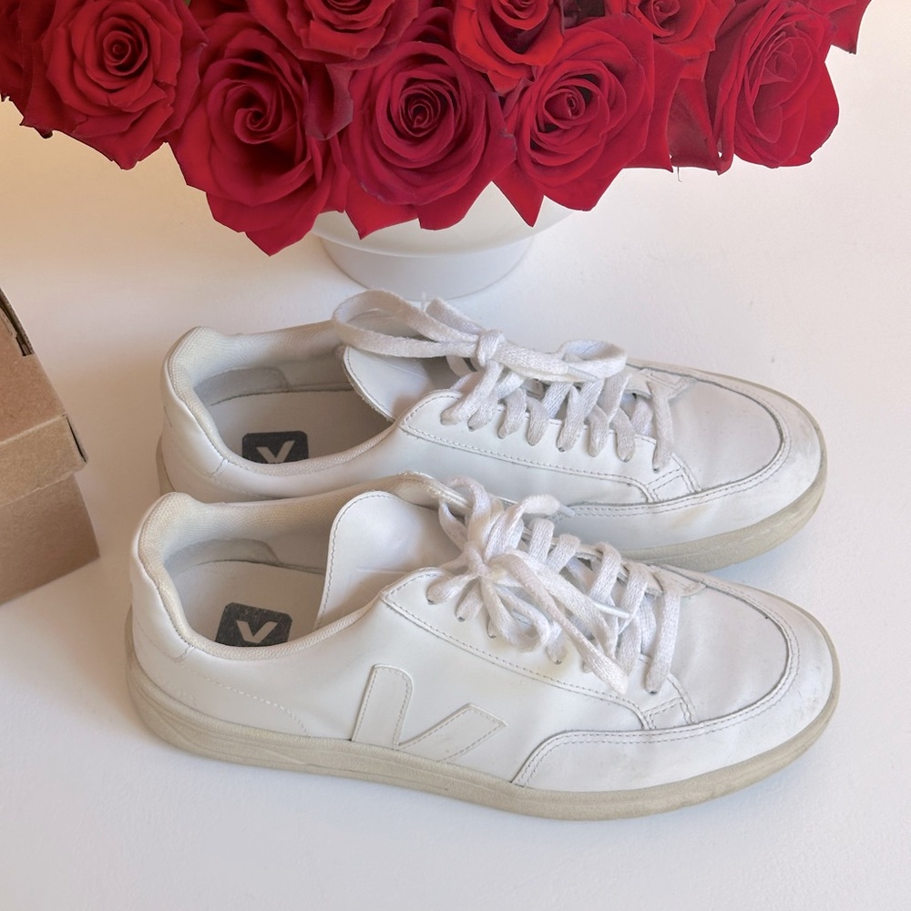 Vejas V-12 Lace-Up Leather Sneaker Size 40